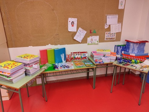 Material escolar adquirido por el Ayuntamiento de Villaverde de Medina para los alumnos de su colegio // Foto cedida por el Ayuntamiento